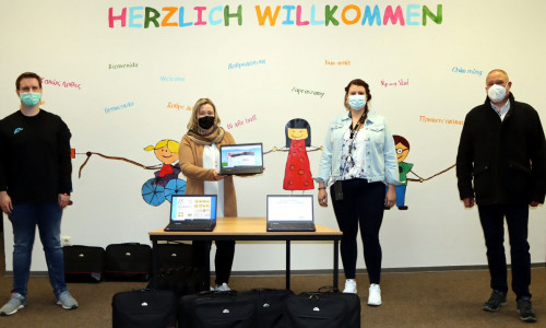 Die Schulleiterin Kirsten Müller (2. V.l.) und ihre Kollegin Rilana Knigge von der GS Friedrichstraße nehmen die Lehrer-Laptops von Bürgermeister Wittich Schobert und Patrick Querner (IT Stadt Helmstedt) in Empfang.  