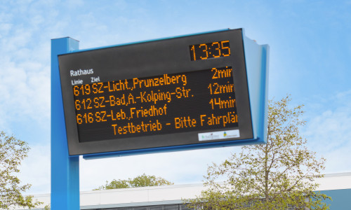 Die neue Anzeige am Rathaus in Salzgitter. Mit dem Druck auf eine Taste können die Abfahrtszeiten auch vorgelesen weren. 