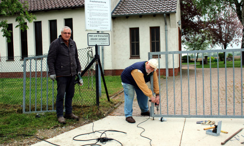 Manfred Scholz (links) und Dieter Valentini reparierten das Hoiersdorfer Friedhofstor.