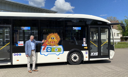 Bad Harzburgs Bürgermeister Ralf Abrahms vor einem Elektrobus der KVG auf dem Betriebshof in Bad Harzburg.  