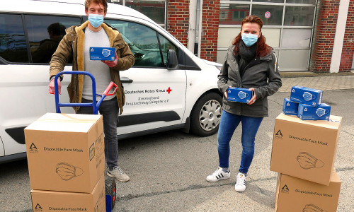 DRK-Vorstand Nicole Kumpis nahm die insgesamt 2000 Pakete mit jeweils 50 medizinischen Masken von Jonas Kawa, Marketingleiter der Braunschweiger Firma Arctic, entgegen. 