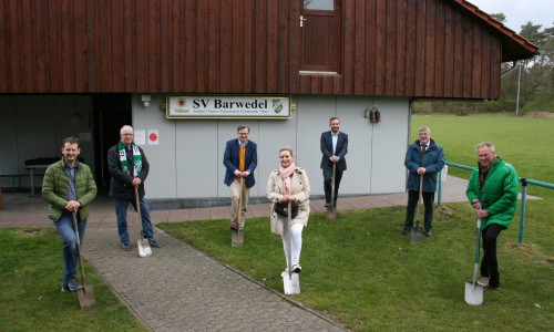 Beim SV Barwedel wurde mit Hilfe des Sportstättenförderkonzeptes des Landkreises Gifhorn der Spatenstich für den Ausbau des Sportheims gesetzt.