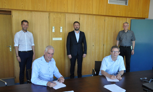 Oberbürgermeister Klaus Mohrs und Ernst-Dietrich Braetsch (Deutsche Glasfaser, vorne links) unterzeichneten den Kooperationsvertrag im Beisein von (hinten, von links) Dennis Weilmann, Christof Martin Milek (Deutsche Glasfaser) und Kai-Uwe Hirschheide.