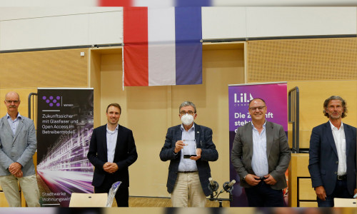 Von links: Matthias Tramp (Stadtwerke), Jan Backmann (VX-Fiber), Bürgermeister Thomas Pink, Cengiz Temur (LilaConnect) und Heinrich Altmiks (MAVETRA). 