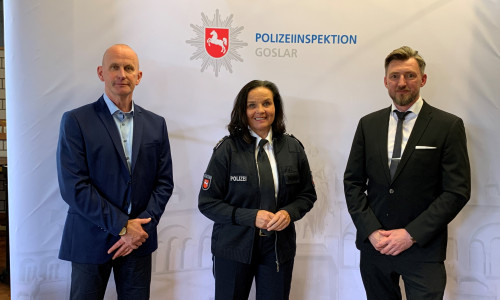 Polizeidirektorin Petra Krischker mit dem scheidenden Kriminaloberrat Christian Priebe (re) und Ersten Kriminalhauptkommissar Friedrich-Wilhelm Sattler.