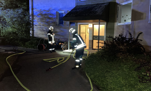 Einsatzkräfte der Feuerwehr vor dem betroffenen Haus in Fallersleben. 