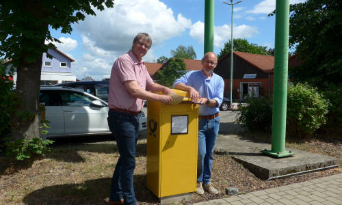 Detlef Kaatz und Ortsbürgermeister Jens Drake vor dem neuen Briefkasten. 