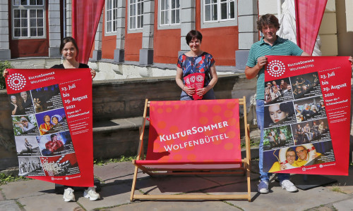 Vanessa Wodniczak-Pless, Alexandra Hupp und Carsten Schrader präsentierten das Programm des Kulturbüros beim diesjährigen Kultursommer.