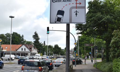 Dieses Schild an der großen Kreuzung nahe des Breiten Tores weist auf querende Radfahrer beim Rechtsabbiegen hin. 