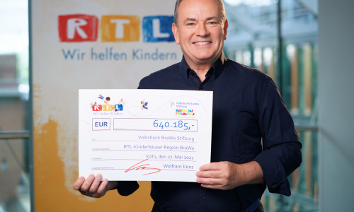 Ein Spendensegen für die Kinder und Jugendlichen in der BraWo-Region: Wolfram Kons, Gesamtleiter Charity RTL, sichert mit dem Teilbetrag von 640.185 Euro die Zukunft der RTL-Kinderhäuser in der BraWo-Region bis 2025.