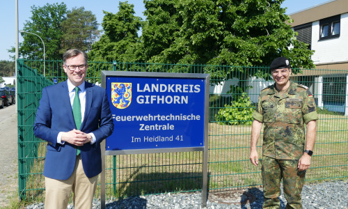 Landrat Dr. Andreas Ebel empfängt den Kommandeur das Landeskommando Niedersachsen, Oberst Dirk Waldau, in der Feuerwehrtechnischen Zentrale (FTZ).
