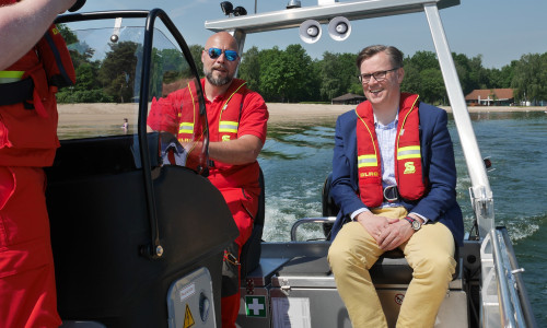 Landrat Dr. Andreas Ebel ist auf der Jungfernfahrt des neuen Rettungsboots „Biene“ des DLRG auf dem Tankumsee dabei. 