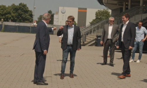 Eintracht-Präsident Christoph Bratmann (rechts) begrüßt Ministerpräsident Stephan Weil (links) am Eintracht-Stadion.