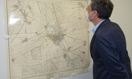 Dr. Brage bei der Wieden, Standortleiter des Niedersächischen Landesarchiv Wolfenbüttel, betrachtet die Karte.