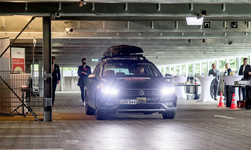 Projekt SynCoPark: Forschungsfahrzeug der TU Braunschweig mit eingriffsbereitem Sicherheitsfahrer bei einer Live-Demonstration zum automatisierten Einparken im Parkhaus.