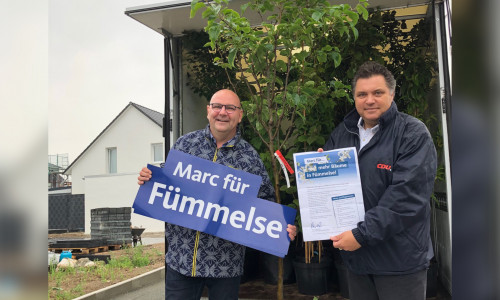 Ein LKW voller Bäume. CDU-Ortsbürgermeisterkandidat Marc Angerstein und CDU-Landratskandidat Uwe Schäfer verteilten im Fümmelser Neubaugebiet 30 Obstbäume.
