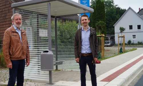 Roklums Ortsbürgermeister Karl-Heinz Müller und Malte Kupferschmidt vom Regionalverband Großraum Braunschweig begutachten die rundum gut ausgestattete Haltestelle "Ort"  