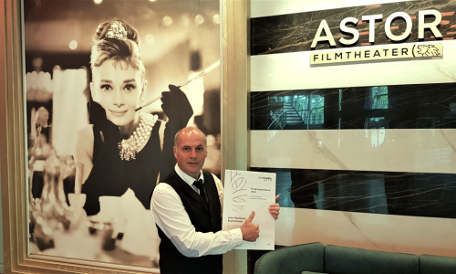 Frank Oppermann mit der Urkunde des Kinoprogrammpreises für das Astor Filmtheater.
