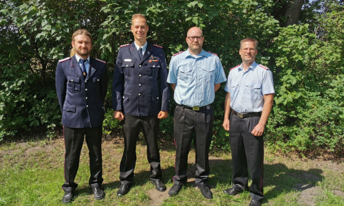 Ortsbrandmeister Renè Heuer (links) und der Samtgemeindebrandmeister Sven J. Mayer (rechts) mit Jasper Allermann (2.v.l.) und seinem Nachfolger Sascha Prause.