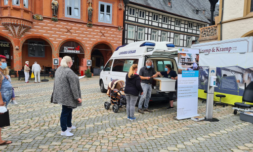Die wartenden Impfwilligen auf dem Goslarer Marktplatz am Donnerstag. 