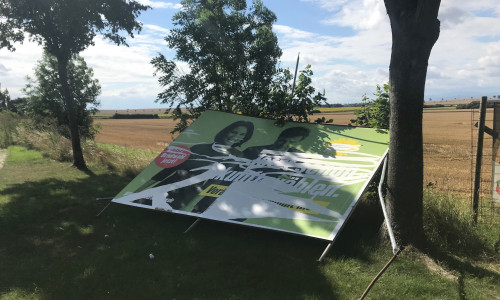 Die Zerstörung von Plakatwänden der Grünen habe unbekannte Ausmaße angenommen, sagt der Kreisverband. 