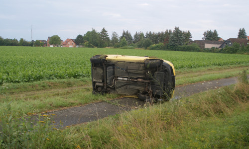 Der Unfallwagen überschlug sich nach Polizeiangaben mehrmals.