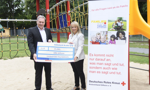 Thomas Fast, Vorstandsvorsitzender der Volksbank BraWo Stiftung und Botschafter von United Kids Foundations, übergibt den symbolischen Spendenscheck an Karin Single, Deutsches Rote Kreuz (DRK) Gifhorn. 