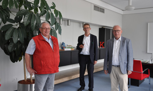 Detlef Conrath (links) und Hans-Jürgen Friedrichs (rechts) im Büro des Oberbürgermeisters Klaus Mohrs (Mitte).