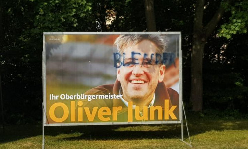 Wahlplakate werden oftmals Ziel von Vandalismus - hier hat es Goslars Oberbürgermeister Dr. Oliver Junk getroffen