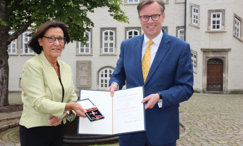 Landrat Dr. Andreas Ebel übergab das Verdienstkreuz am Bande des  Verdienstordens an die Gifhornerin Ewa Klamt.