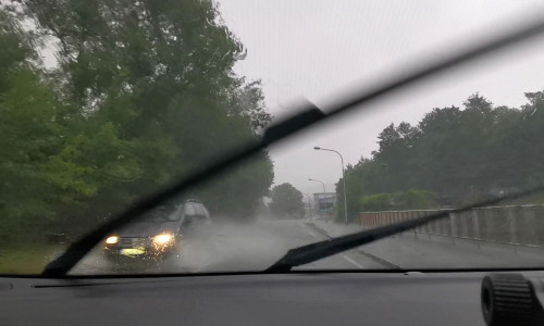 Plötzliche, heftige Regenfälle können das Fahren auf den Straßen zur Rutschpartie machen. 
