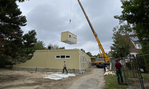 Aufbau des Mobilbau an der Grundschule Ehmen-Mörse.