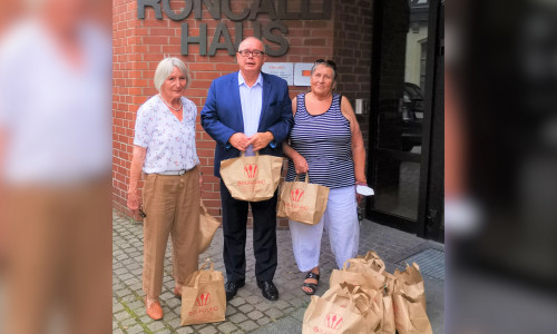 Bei der Spendenübergabe vor dem Roncalli-Haus (v. l.): Marianne Effe, Andreas Meißler und Sigrid Berkau. 