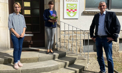 Rymma Shterliaieva (Mitte) wurde von Kai-Stephan Schulz, Allgemeiner Vertreter des Samtgemeindebürgermeisters, und Maria Klement aus der Personalabteilung im Grasleber Rathaus mit einem Blumenstrauß willkommen geheißen.