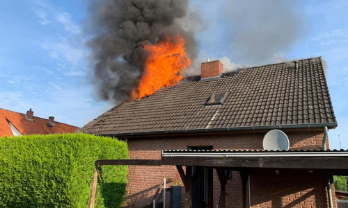 Flammen und Rauch schlagen aus dem Dachstuhl. 
