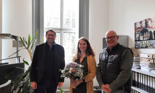 Von links nach rechts : Samtgemeindebürgermeister Marco Kelb, neue Grundschulleitung Marion Marmulla und Fachbereichsleiter Reiner Liborius beim Überreichen des Blumengrußes. 