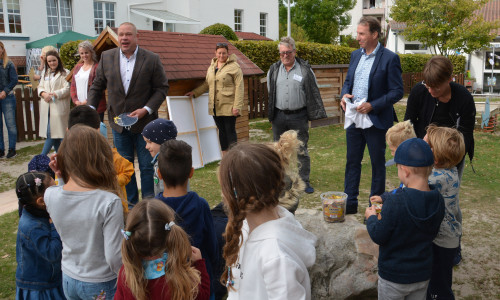 ur Eröffnung der „Spielkiste“ (im Hintergrund) hat Helmstedts Bürgermeister Wittich Schobert Gummibärchen für die Kinder mitgebracht.