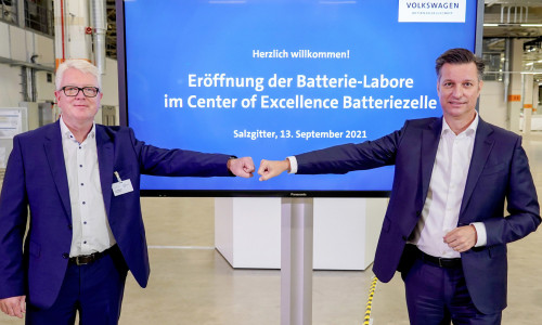 Thomas Schmall, Konzernvorstand Technik (re.), und Frank Blome, Leiter des Geschäftsbereichs Batteriezelle und Batteriesystem eröffnen die neuen Batterie-Labore im Center of Excellence Salzgitter. 