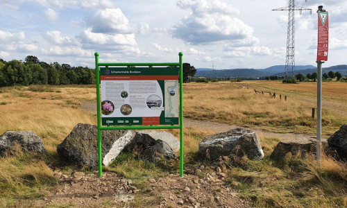 Die neue Infotafel im Naturschutzgebiet bei Bredelem.