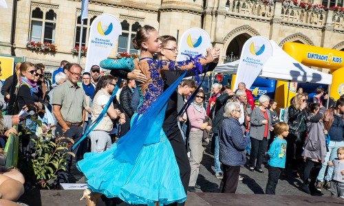 Beim Marktplatz der Vereine auf dem Kohlmarkt stellen sich an diesem Wochenende unter anderem die Braunschweiger Tanzvereine mit verschiedenen Tanzstilen vor. 