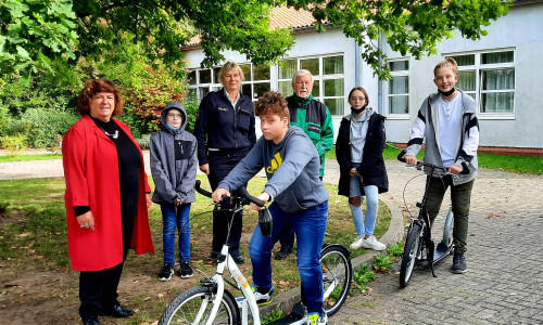 Anke Pöcking, Silke Hitschfeld und Klaus Seiffert mit Schülern der Friedrich-von-Schiller-Schule in Wolfsburg. 