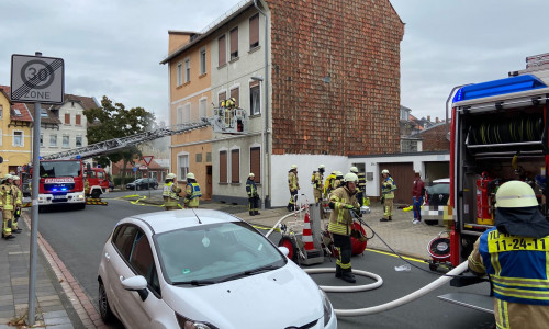 In der Feldstraße brannte es am Vormittag in einem Mehrfamilienhaus.
