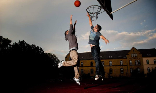BasKIDball nutzt den Sport und die Kultur des Basketballs, um junge Menschen zusammenzubringen.