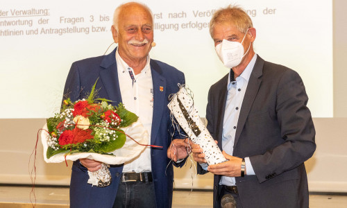 Der scheidende Ratsvorsitzende Bernd Grabb (links) wird von Oberbürgermeister Frank Klingebiel verabschiedet. 