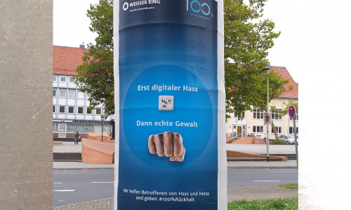 Ein Plakat gegen Hass und Gewalt befindet sich an der Rheinstraße Einmündung Breite Straße in Salzgitter-Bad.
