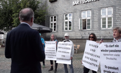 Ministerpräsident Stephan Weil versucht am Rande einer Wahlkampfveranstaltung in Goslar mit Impfgegnern ins Gespräch zu kommen - vergeblich. 