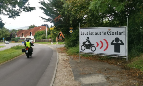 Nicht wenige Motorräder sind zu schnell und zu laut in den Ortschaften unterwegs. An fünf Standorten in Goslar wirbt das Motiv „Laut ist out in Goslar“ bei Motorradfahrerinnen und -fahrern für Rücksichtnahme mit dem Ziel, dass sie vom Gas gehen.