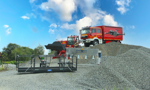 Mit Fahrzeugen, Sandsachfüllmaschine und vielen weiteren Gerätschaften ist die Feuerwehr Goslar gut für weitere Hochwasserereignisse gewappnet.