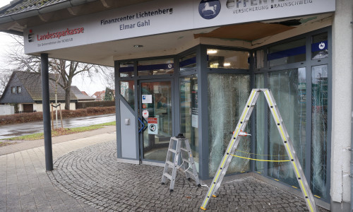 Unbekannte versuchten den Geldautomaten einer Bank in Lichtenberg zu sprengen. 
