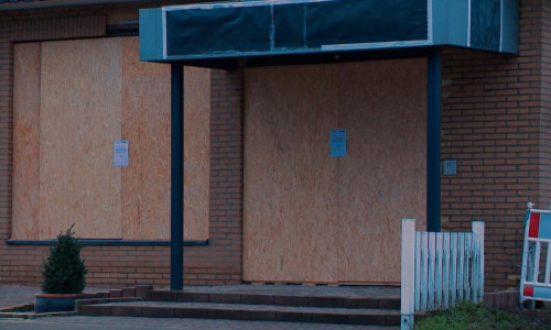 Die Volksbankfiliale in Vöhrum wurde massiv beschädigt, die Türen und Fenster sind mit Holzplatten verschlossen wurden. Die Filiale bleibt vorerst zu. 